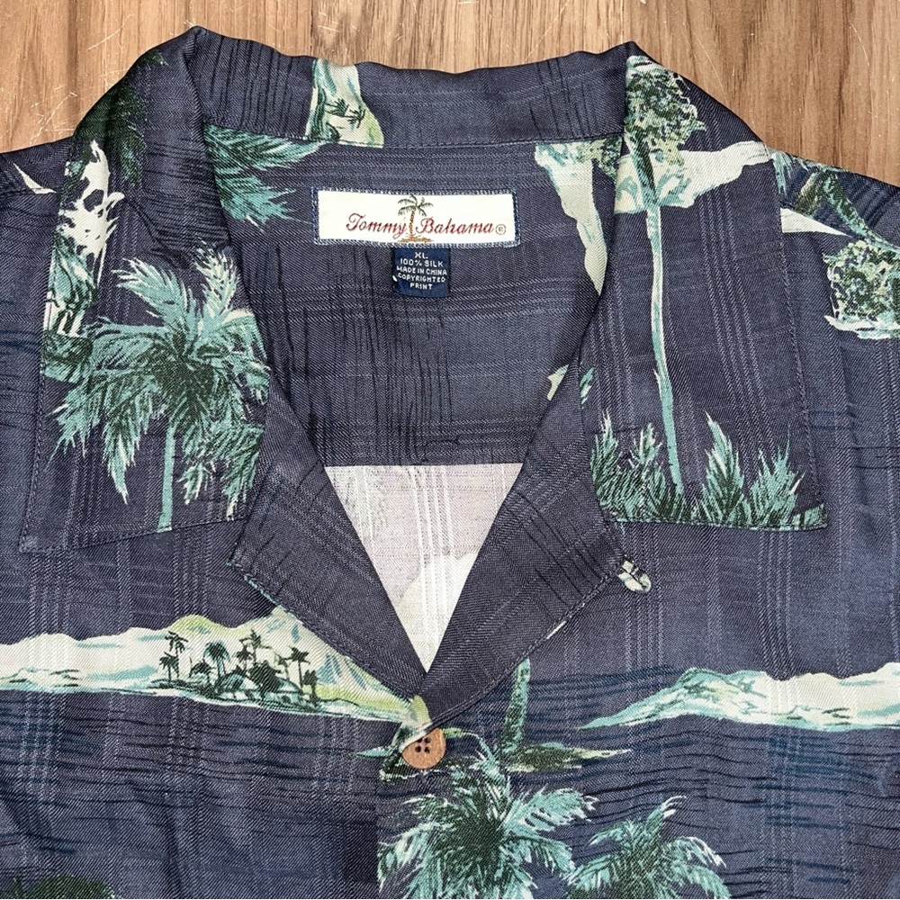 Tommy Bahama Men's XL Blue 100% Silk Palm Trees Graphic Button-Up Shirt